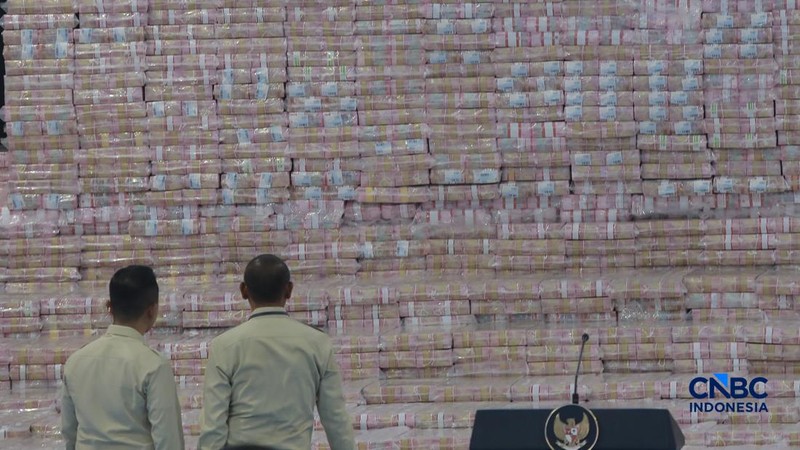 Penyerahan secara simbolis Jaksa Agung ST Burhanuddin kepada Menteri Keuangan Purbaya Yudhi Sadewa yang disaksikan langsung Presiden Prabowo Subianto dalam kegiatan Penyerahan Denda Administratif dan Penyelamatan Keuangan Negara Serta Penguasaan Kembali Kawasan Hutan Tahap VI di Kejaksaan Agung, Jakarta, Jumat (10/04/2026). (CNBC Indonesia/Muhammad Sabki)