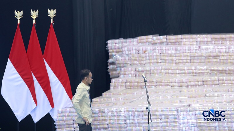 Sejumlah uang sitaan dalam Kegiatan Penyerahan Denda Administratif dan Penyelamatan Keuangan Negara Serta Penguasaan Kembali Kawasan Hutan Tahap VI Gedung Bundar Kejaksaan Agung, Jakarta, Jumat (10/04/2026). (CNBC Indonesia/Muhammad Sabki)