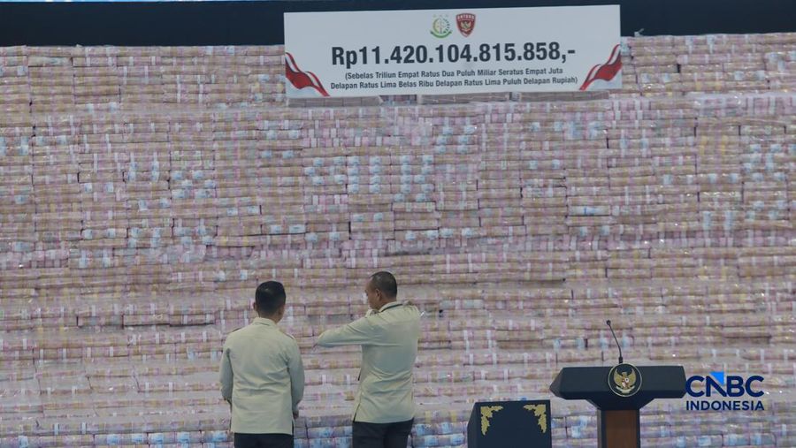 Sejumlah uang sitaan dalam Kegiatan Penyerahan Denda Administratif dan Penyelamatan Keuangan Negara Serta Penguasaan Kembali Kawasan Hutan Tahap VI Gedung Bundar Kejaksaan Agung, Jakarta, Jumat (10/04/2026). (CNBC Indonesia/Muhammad Sabki)
