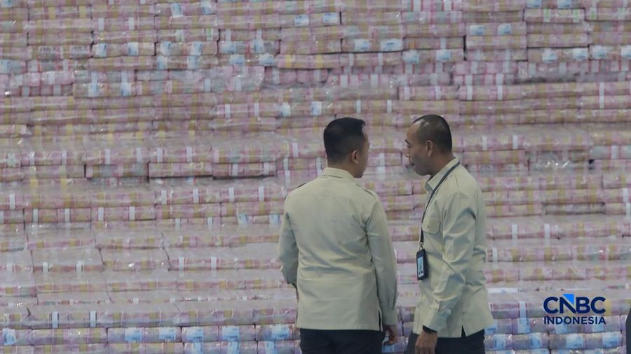 Sejumlah uang sitaan dalam Kegiatan Penyerahan Denda Administratif dan Penyelamatan Keuangan Negara Serta Penguasaan Kembali Kawasan Hutan Tahap VI Gedung Bundar Kejaksaan Agung, Jakarta, Jumat (10/04/2026). (CNBC Indonesia/Muhammad Sabki)