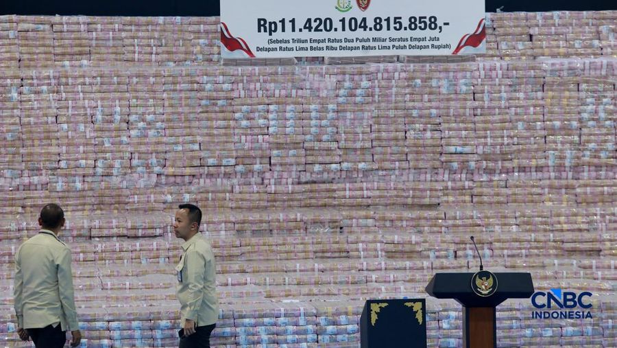 Sejumlah uang sitaan dalam Kegiatan Penyerahan Denda Administratif dan Penyelamatan Keuangan Negara Serta Penguasaan Kembali Kawasan Hutan Tahap VI Gedung Bundar Kejaksaan Agung, Jakarta, Jumat (10/04/2026). (CNBC Indonesia/Muhammad Sabki)