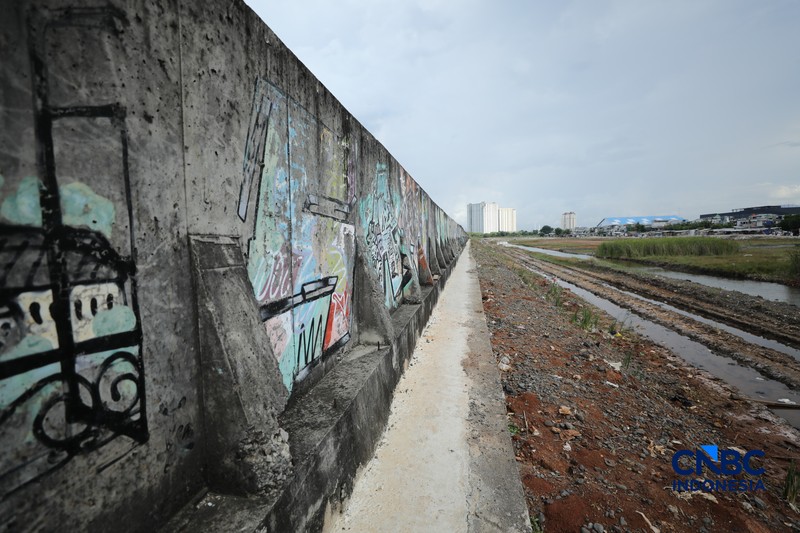 Sejumlah warga beraktivitas di area tanggul Pantai Muara Baru, Jakarta, Jumat (10/4/2026). (CNBC Indonesia/Tri Susilo)