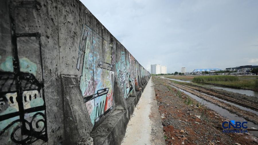 Sejumlah warga beraktivitas di area tanggul Pantai Muara Baru, Jakarta, Jumat (10/4/2026). (CNBC Indonesia/Tri Susilo)