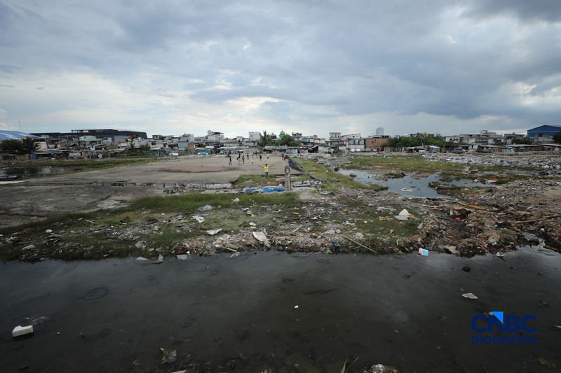 Sejumlah warga beraktivitas di area tanggul Pantai Muara Baru, Jakarta, Jumat (10/4/2026). (CNBC Indonesia/Tri Susilo)