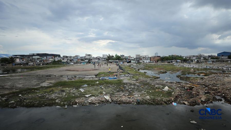 Sejumlah warga beraktivitas di area tanggul Pantai Muara Baru, Jakarta, Jumat (10/4/2026). (CNBC Indonesia/Tri Susilo)