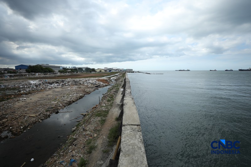 Sejumlah warga beraktivitas di area tanggul Pantai Muara Baru, Jakarta, Jumat (10/4/2026). (CNBC Indonesia/Tri Susilo)
