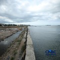 Sejumlah warga beraktivitas di area tanggul Pantai Muara Baru, Jakarta, Jumat (10/4/2026). (CNBC Indonesia/Tri Susilo)