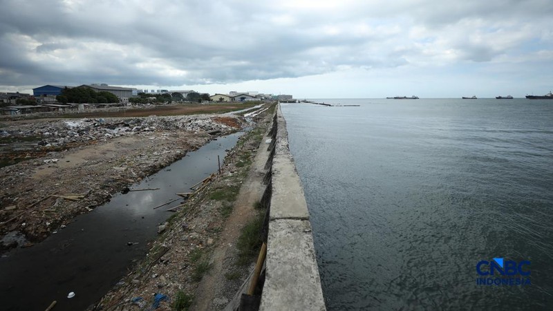 Sejumlah warga beraktivitas di area tanggul Pantai Muara Baru, Jakarta, Jumat (10/4/2026). (CNBC Indonesia/Tri Susilo)