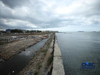 Sejumlah warga beraktivitas di area tanggul Pantai Muara Baru, Jakarta, Jumat (10/4/2026). (CNBC Indonesia/Tri Susilo)