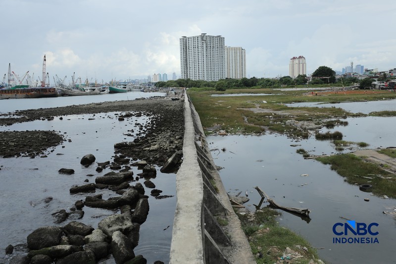 Sejumlah warga beraktivitas di area tanggul Pantai Muara Baru, Jakarta, Jumat (10/4/2026). (CNBC Indonesia/Tri Susilo)