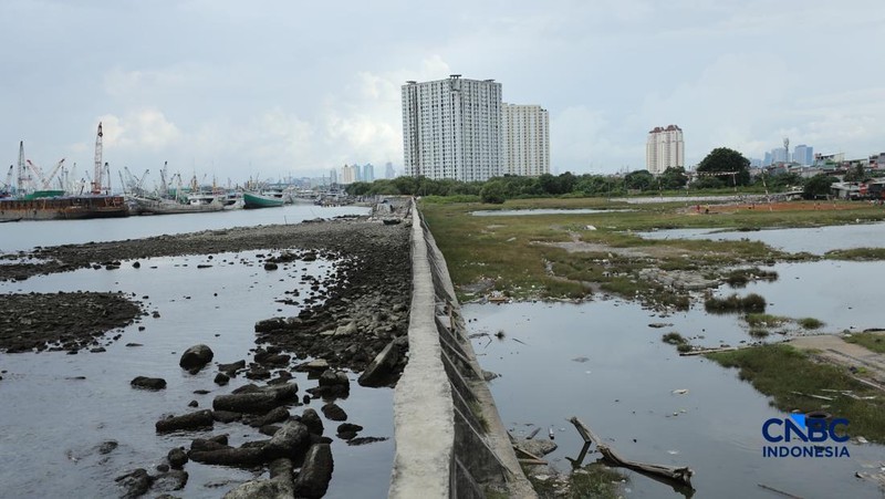 Sejumlah warga beraktivitas di area tanggul Pantai Muara Baru, Jakarta, Jumat (10/4/2026). (CNBC Indonesia/Tri Susilo)