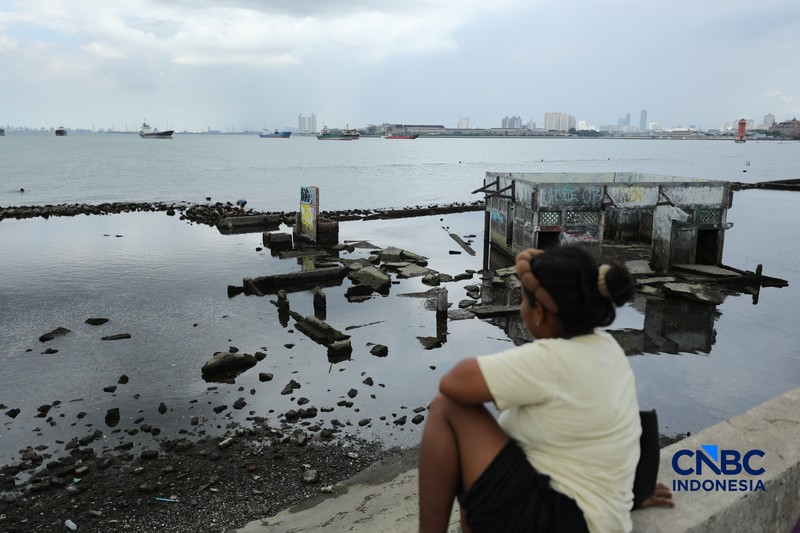 Sejumlah warga beraktivitas di area tanggul Pantai Muara Baru, Jakarta, Jumat (10/4/2026). (CNBC Indonesia/Tri Susilo)