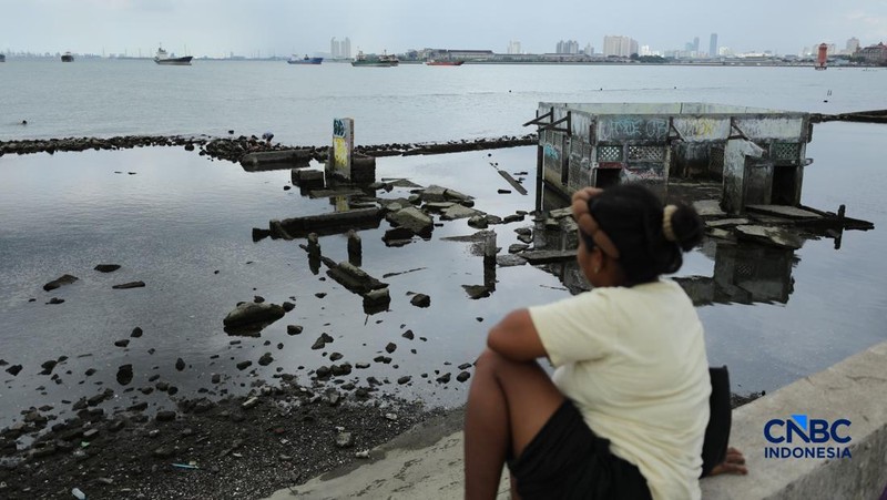 Sejumlah warga beraktivitas di area tanggul Pantai Muara Baru, Jakarta, Jumat (10/4/2026). (CNBC Indonesia/Tri Susilo)