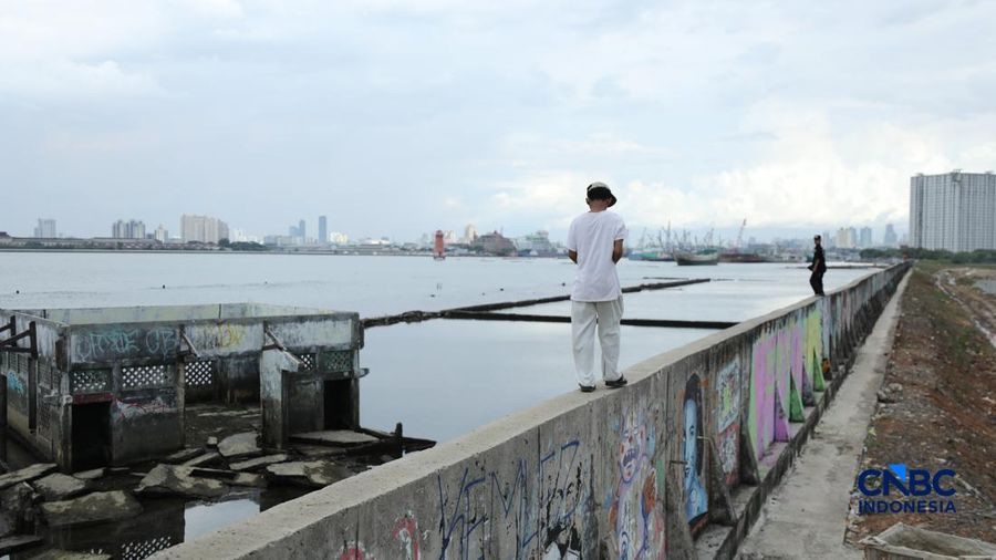 Sejumlah warga beraktivitas di area tanggul Pantai Muara Baru, Jakarta, Jumat (10/4/2026). (CNBC Indonesia/Tri Susilo)