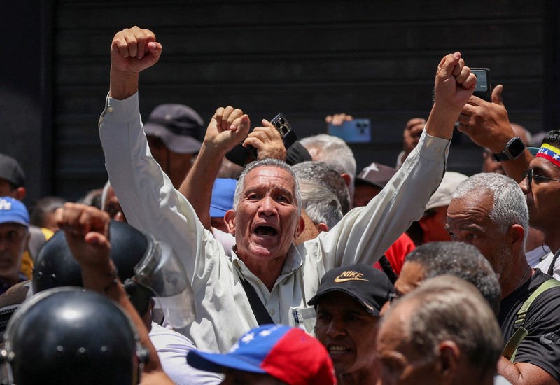 Para pekerja sektor publik bentrok dengan Kepolisian Nasional Bolivarian selama protes yang menuntut upah lebih tinggi dan kondisi kerja yang lebih baik, di Caracas, Venezuela, 9 April 2026. (REUTERS/Leonardo Fernandez Viloria)