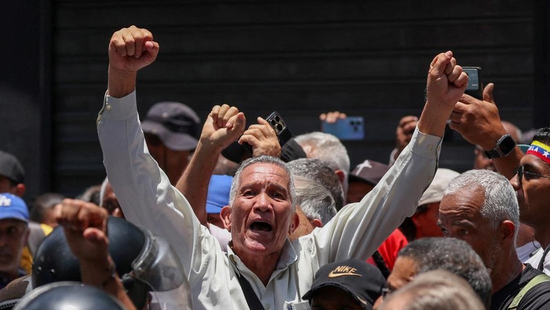 Para pekerja sektor publik bentrok dengan Kepolisian Nasional Bolivarian selama protes yang menuntut upah lebih tinggi dan kondisi kerja yang lebih baik, di Caracas, Venezuela, 9 April 2026. (REUTERS/Leonardo Fernandez Viloria)