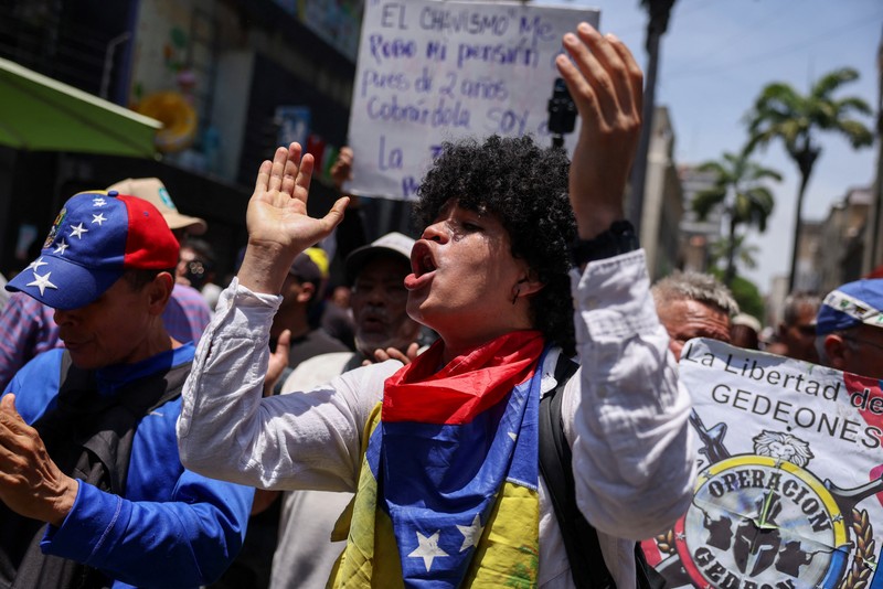 Para pekerja sektor publik bentrok dengan Kepolisian Nasional Bolivarian selama protes yang menuntut upah lebih tinggi dan kondisi kerja yang lebih baik, di Caracas, Venezuela, 9 April 2026. (REUTERS/Leonardo Fernandez Viloria)