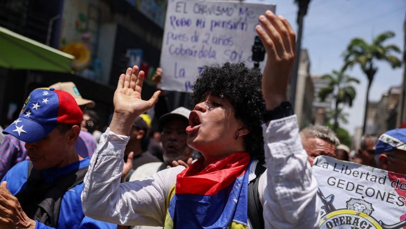 Para pekerja sektor publik bentrok dengan Kepolisian Nasional Bolivarian selama protes yang menuntut upah lebih tinggi dan kondisi kerja yang lebih baik, di Caracas, Venezuela, 9 April 2026. (REUTERS/Leonardo Fernandez Viloria)