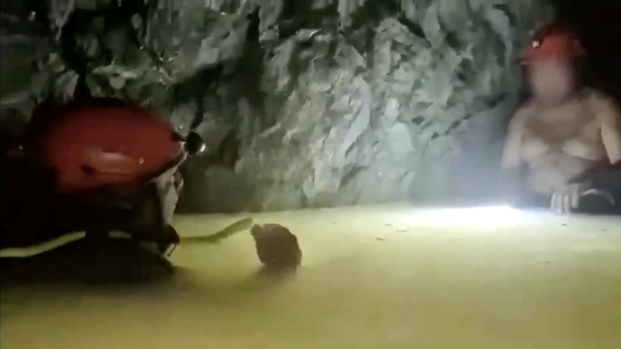 Anggota tim penyelamat berupaya menyelamatkan penambang Francisco Zapata Najera, 42 tahun, selama pencarian empat penambang lainnya setelah terjadi runtuhan di tambang Minerales de Sinaloa, di kotamadya El Rosario, negara bagian Sinaloa, Meksiko, 8 April 2026. (REUTERS/Stringer)