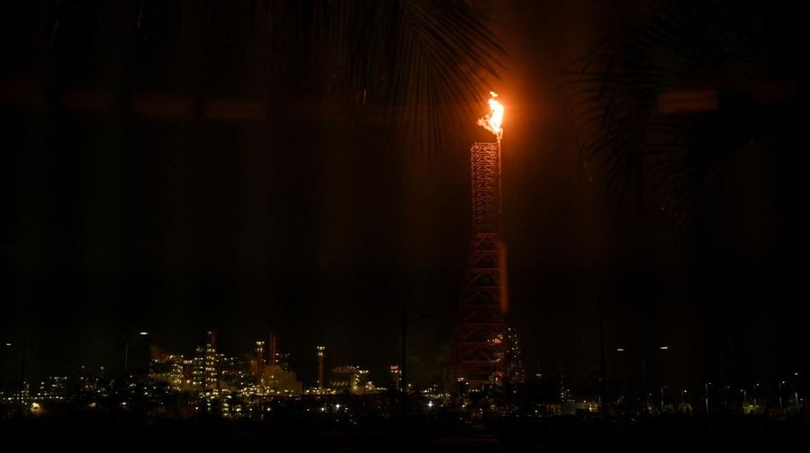 Asap dan api membubung dari kilang Olmeca milik Pemex di Dos Bocas, menyusul kebakaran di fasilitasnya di Paraiso, negara bagian Tabasco, Meksiko, 9 April 2026. (Choco Vlog via Facebook/via REUTERS)