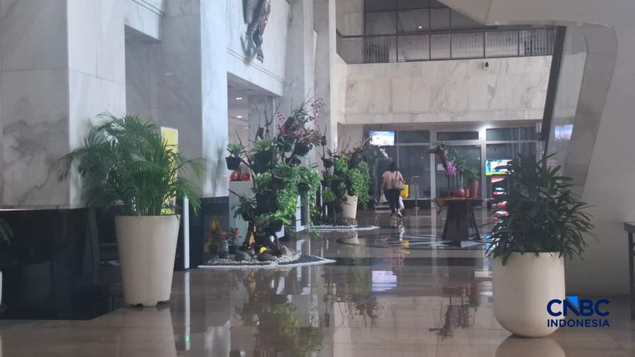 Suasana Kantor Kementerian Keuangan tampak lengang di Jakarta, Jumat (10/4/2026), seiring penerapan kebijakan work from home (WFH) bagi ASN dan imbauan serupa bagi sektor swasta. (CNBC Indonesia/Robertus Andrianto)