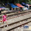 Suasana tempat tinggal yang berada di bantaran rel, kawasan Senen, Jakarta Pusat, Jumat (10/4/2026). (CNBC Indonesia/Muhammad Sabki)