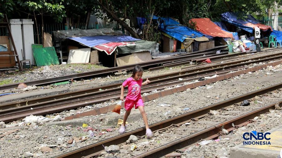 Suasana tempat tinggal yang berada di bantaran rel, kawasan Senen, Jakarta Pusat, Jumat (10/4/2026). (CNBC Indonesia/Muhammad Sabki)