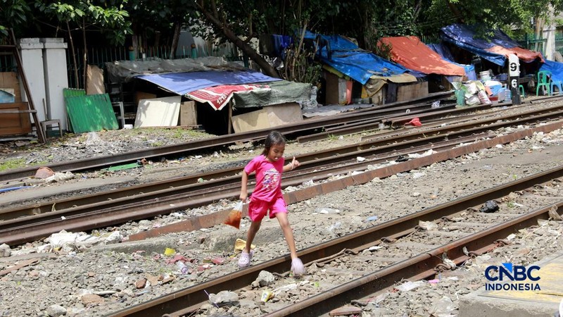 Suasana tempat tinggal yang berada di bantaran rel, kawasan Senen, Jakarta Pusat, Jumat (10/4/2026). (CNBC Indonesia/Muhammad Sabki)