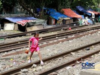 Suasana tempat tinggal yang berada di bantaran rel, kawasan Senen, Jakarta Pusat, Jumat (10/4/2026). (CNBC Indonesia/Muhammad Sabki)