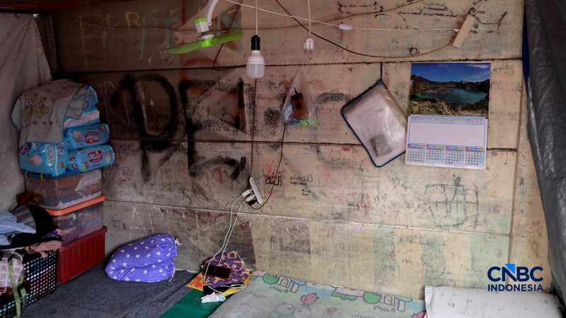 Suasana tempat tinggal yang berada di bantaran rel, kawasan Senen, Jakarta Pusat, Jumat (10/4/2026). (CNBC Indonesia/Muhammad Sabki)