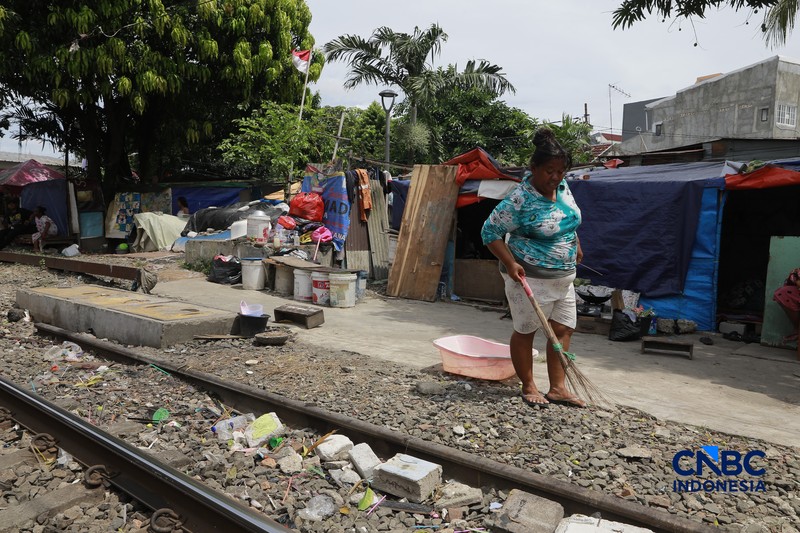 Suasana tempat tinggal yang berada di bantaran rel, kawasan Senen, Jakarta Pusat, Jumat (10/4/2026). (CNBC Indonesia/Muhammad Sabki)