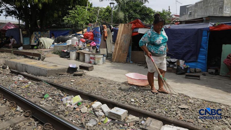 Suasana tempat tinggal yang berada di bantaran rel, kawasan Senen, Jakarta Pusat, Jumat (10/4/2026). (CNBC Indonesia/Muhammad Sabki)