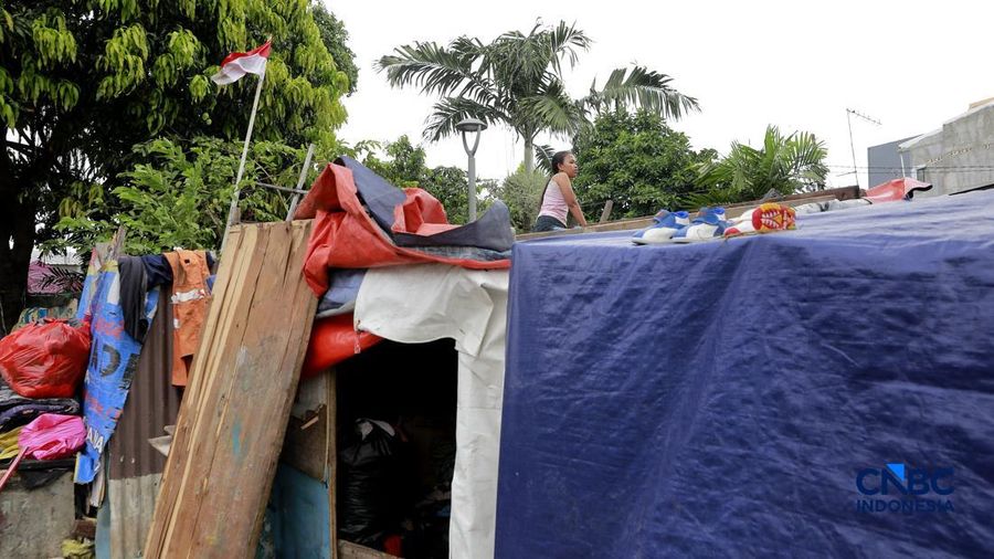 Suasana tempat tinggal yang berada di bantaran rel, kawasan Senen, Jakarta Pusat, Jumat (10/4/2026). (CNBC Indonesia/Muhammad Sabki)