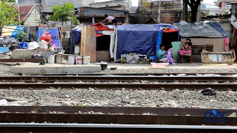 Suasana tempat tinggal yang berada di bantaran rel, kawasan Senen, Jakarta Pusat, Jumat (10/4/2026). (CNBC Indonesia/Muhammad Sabki)