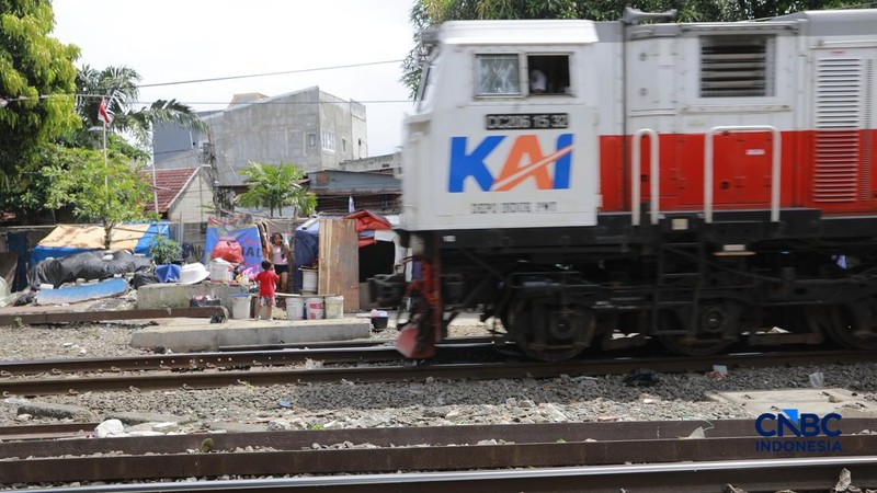 Suasana tempat tinggal yang berada di bantaran rel, kawasan Senen, Jakarta Pusat, Jumat (10/4/2026). (CNBC Indonesia/Muhammad Sabki)