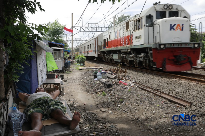 Suasana tempat tinggal yang berada di bantaran rel, kawasan Senen, Jakarta Pusat, Jumat (10/4/2026). (CNBC Indonesia/Muhammad Sabki)