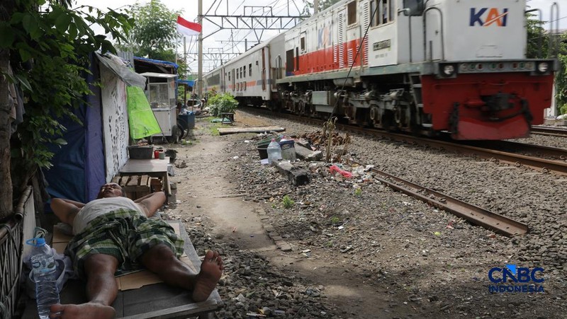 Suasana tempat tinggal yang berada di bantaran rel, kawasan Senen, Jakarta Pusat, Jumat (10/4/2026). (CNBC Indonesia/Muhammad Sabki)