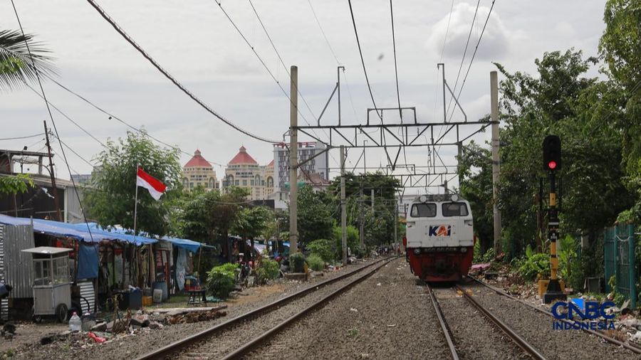 Suasana tempat tinggal yang berada di bantaran rel, kawasan Senen, Jakarta Pusat, Jumat (10/4/2026). (CNBC Indonesia/Muhammad Sabki)