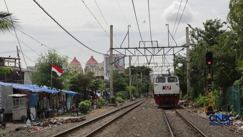 Suasana tempat tinggal yang berada di bantaran rel, kawasan Senen, Jakarta Pusat, Jumat (10/4/2026). (CNBC Indonesia/Muhammad Sabki)