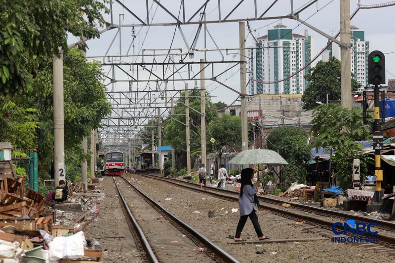Suasana tempat tinggal yang berada di bantaran rel, kawasan Senen, Jakarta Pusat, Jumat (10/4/2026). (CNBC Indonesia/Muhammad Sabki)