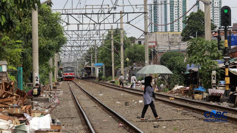Suasana tempat tinggal yang berada di bantaran rel, kawasan Senen, Jakarta Pusat, Jumat (10/4/2026). (CNBC Indonesia/Muhammad Sabki)