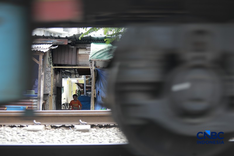 Suasana tempat tinggal yang berada di bantaran rel, kawasan Senen, Jakarta Pusat, Jumat (10/4/2026). (CNBC Indonesia/Muhammad Sabki)