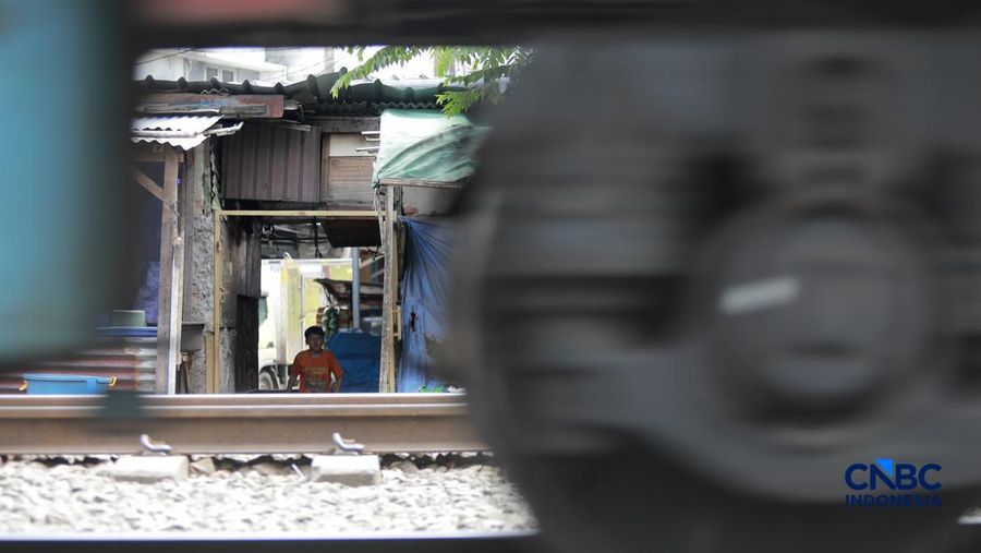Suasana tempat tinggal yang berada di bantaran rel, kawasan Senen, Jakarta Pusat, Jumat (10/4/2026). (CNBC Indonesia/Muhammad Sabki)