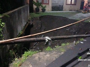 Hujan Lebat dan Angin Kencang Terjang Sleman, Talud Longsor-Pohon Tumbang