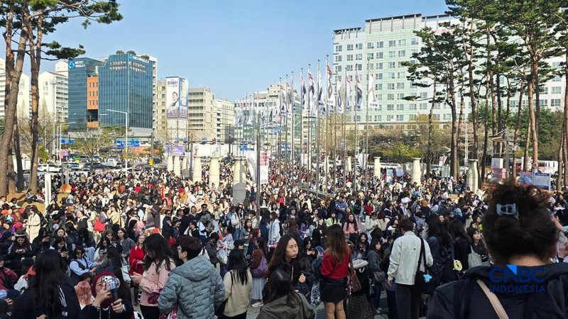 BTS atau Bangtan Sonyeondan membuka tur dunia bertajuk BTS World Tour ARIRANG dengan konser hari kedua di Goyang Stadium pada Sabtu (11/4/2026), yang dipadati ARMY dari berbagai negara. (CNBC Indonesia/Fergi Nadira)