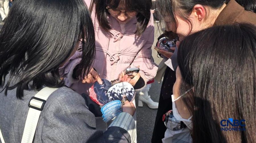 BTS atau Bangtan Sonyeondan membuka tur dunia bertajuk BTS World Tour ARIRANG dengan konser hari kedua di Goyang Stadium pada Sabtu (11/4/2026), yang dipadati ARMY dari berbagai negara. (CNBC Indonesia/Fergi Nadira)