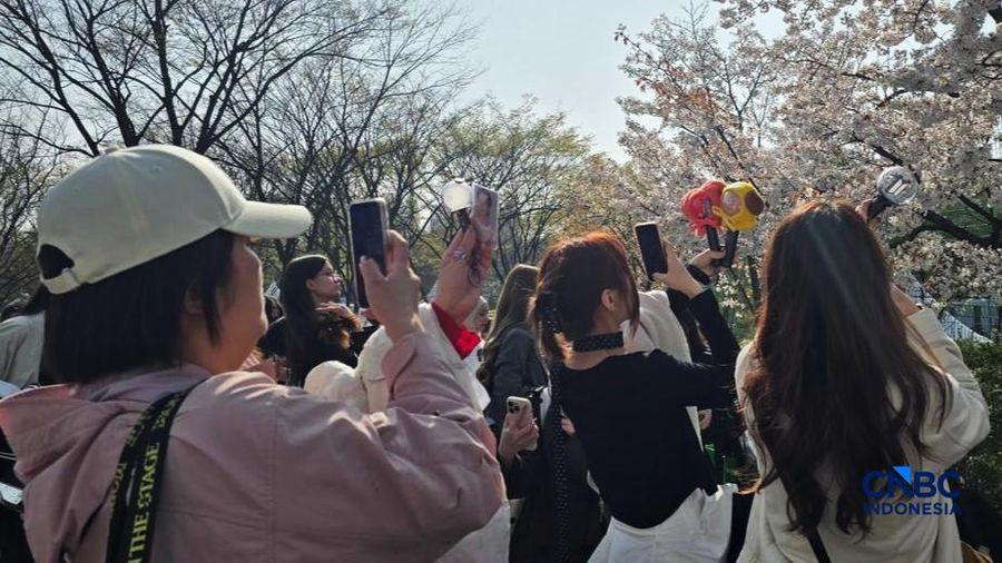 BTS atau Bangtan Sonyeondan membuka tur dunia bertajuk BTS World Tour ARIRANG dengan konser hari kedua di Goyang Stadium pada Sabtu (11/4/2026), yang dipadati ARMY dari berbagai negara. (CNBC Indonesia/Fergi Nadira)