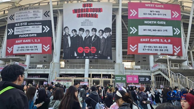 Potret Gaya Unik ARMY Ramaikan Konser Perdana BTS 'ARIRANG' Hari Kedua