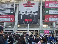 Potret Gaya Unik ARMY Ramaikan Konser Perdana BTS 'ARIRANG' Hari Kedua