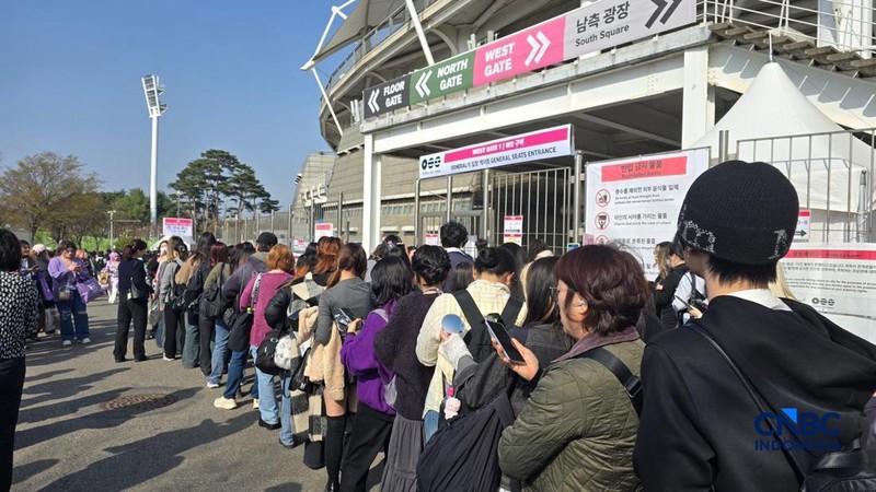 BTS atau Bangtan Sonyeondan membuka tur dunia bertajuk BTS World Tour ARIRANG dengan konser hari kedua di Goyang Stadium pada Sabtu (11/4/2026), yang dipadati ARMY dari berbagai negara. (CNBC Indonesia/Fergi Nadira)